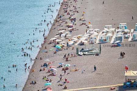 热闹海滨浴场，游人如织享夏日
