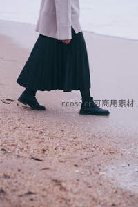 黑裙漫步湿沙，海边时尚慢生活