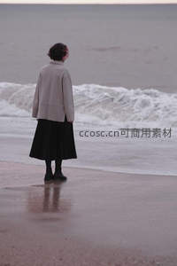 海边沉思的女子背影