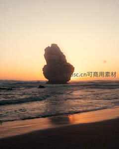 夕阳下的海蚀拱门