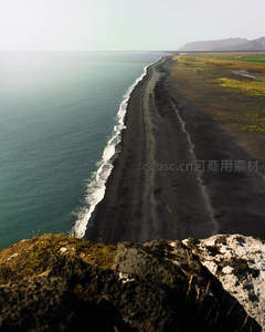 黑沙滩与碧海相接的壮阔海岸线