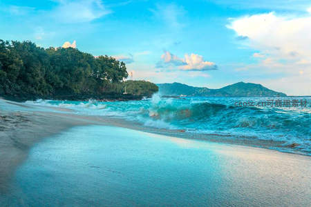 碧海白沙与拍岸浪花