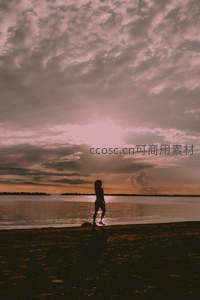孤独身影伫立夕阳水边