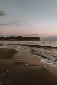 暮色温柔海浪轻抚沙滩与远山