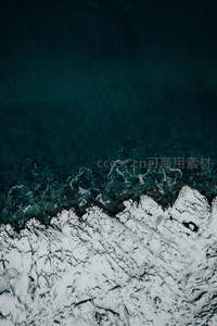 深海与白岩交界，航拍视角展现自然力量