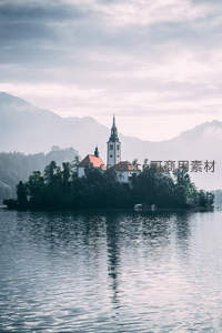 湖心教堂倒影如梦似幻