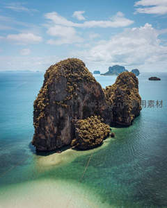 喀斯特地貌奇峰矗立碧海之中