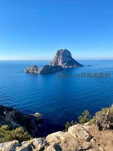 碧海蓝天下的孤岛奇观，岩石嶙峋矗立海中