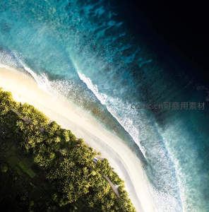 上帝视角下的热带白沙滩与碧海