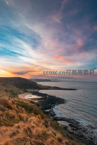 绚丽晚霞染红海岸天空
