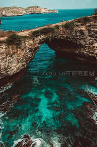 天然石拱门，碧蓝海水中的地质奇观