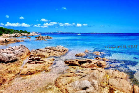 碧海礁石间，清澈见底如画境