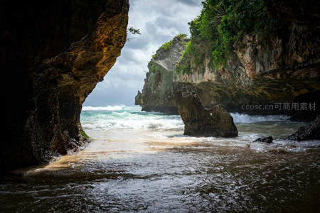 海浪冲击岩洞洞口观涛汹涌