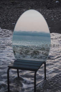 镜中倒映汹涌海浪的奇幻艺术场景