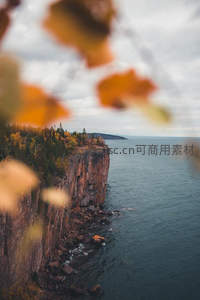 秋日悬崖海岸线俯瞰壮丽海景