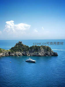 碧海蓝天间游艇停泊古堡小岛