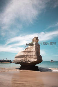 奇岩如雕塑般傲立于海滨