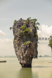 海上孤峰耸立绿树成荫
