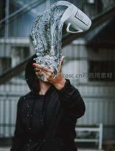 人物手持倾倒水杯瞬间抓拍