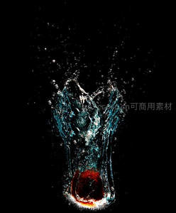 深色背景下水果入水瞬间