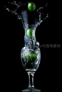 青柠落入高脚杯激荡水花