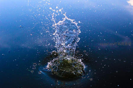 水面石块落水激起水花涟漪