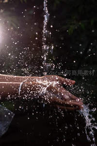 双手承接清泉，阳光洒落如星