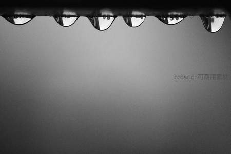 屋檐水滴的黑白静谧美学