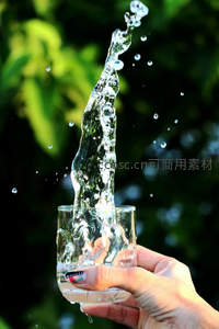手中玻璃杯中的水花飞溅