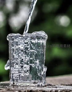 水流注入玻璃杯溢出瞬间