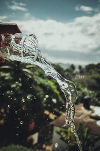 户外倾倒清水形成弧形水柱