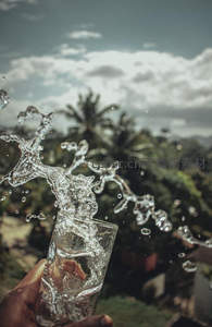 户外手持玻璃杯水花四溅