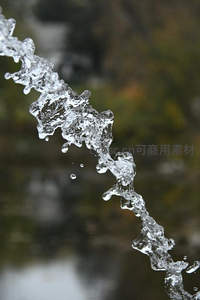 晶莹水花飞溅瞬间，动感十足