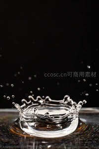 水滴落盘，形成完美皇冠水花