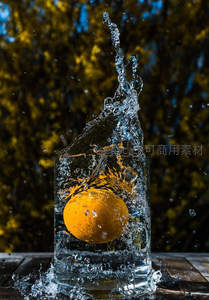 橙子坠入水中激起的飞溅水花