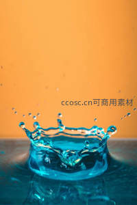 橙色背景下蓝色水花绽放的皇冠