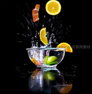 多种水果落入水中飞溅的瞬间