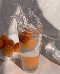 杏子入水瞬间的动态美