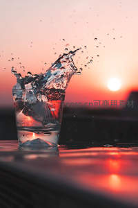 夕阳映照下水花的绚烂
