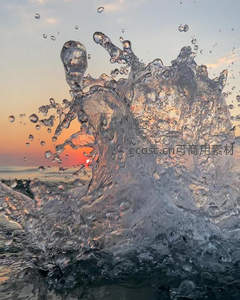 夕阳海面水花定格瞬间