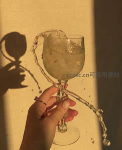 手握高脚杯水花流淌