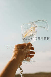 户外手持柠檬水泼洒