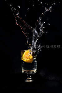 黑底橙片水花迸发