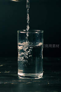 水流注入玻璃杯特写