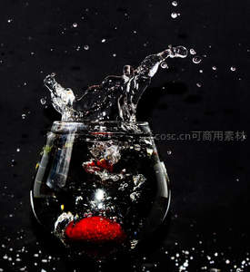 草莓坠入清水溅起晶莹水花