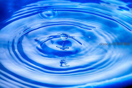 蓝色水面水滴落下泛起涟漪