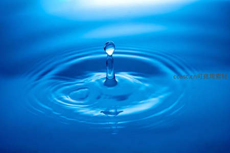 水滴悬停水面形成完美水柱