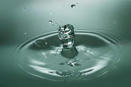 水滴撞击水面瞬间形成的冠状水花