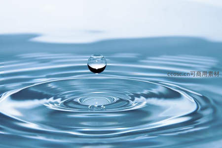 悬浮水珠与扩散涟漪的宁静画面