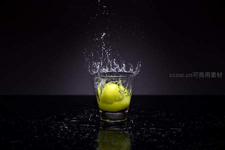柠檬落入玻璃杯激溅的水花